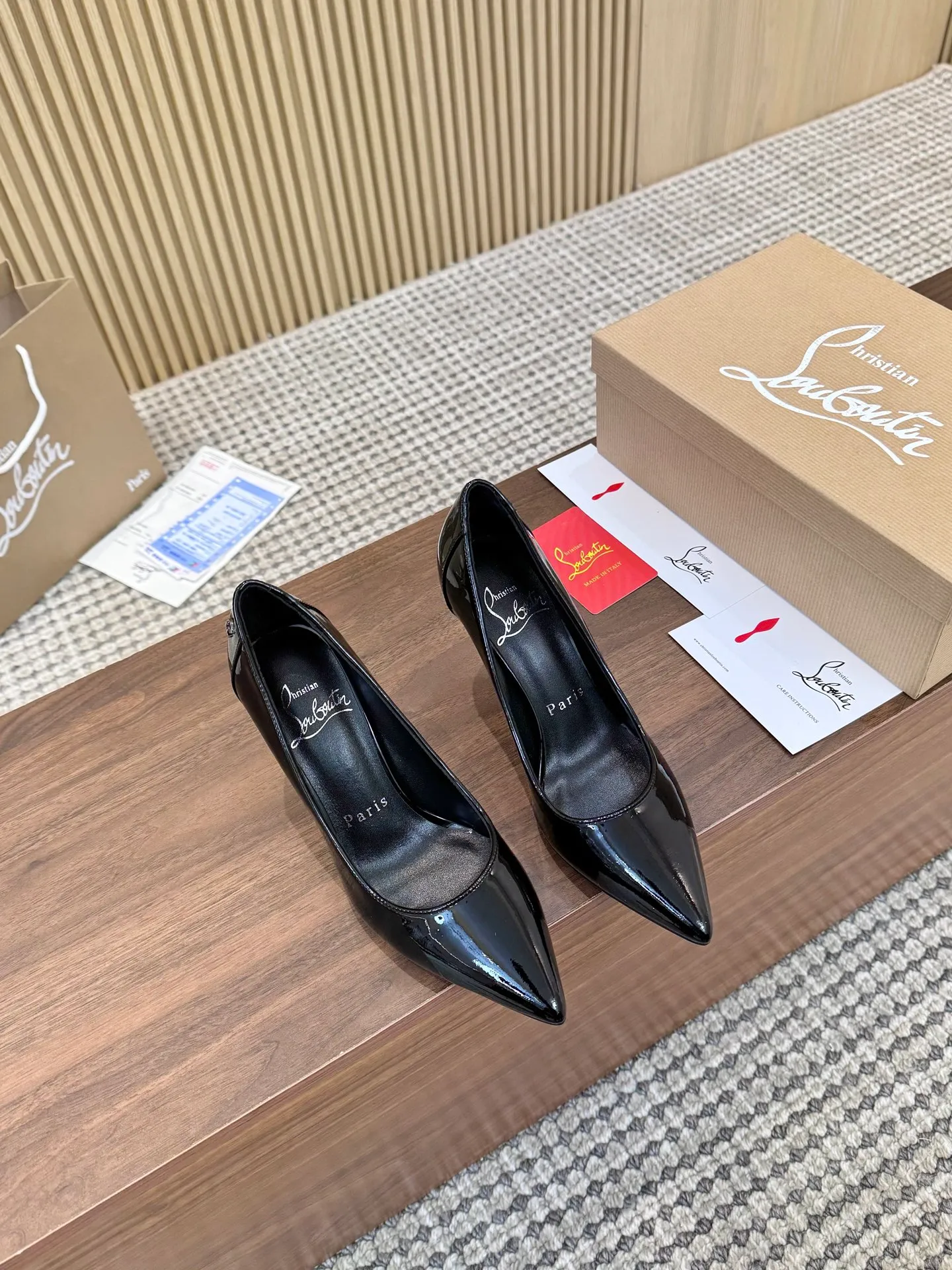 👟👟Ex-factory price 480👟👟 Genuine leather sole +40 Year-round shipment💝Christian Louboutin CL👠 "Patent Leather Hemming Craft Series" Noble and luxurious, real blingbling👟👟 Real materials, all customized by the pattern maker, and the materials are made of original customized materials to achieve the taste of the original 5 color options💍Upper: Imported👉cow patent leather💪 Lining: Sheepskin foot pad/lining Size: 34-40.41.42 Heel height: two options: 10.5cm and 8.5cm